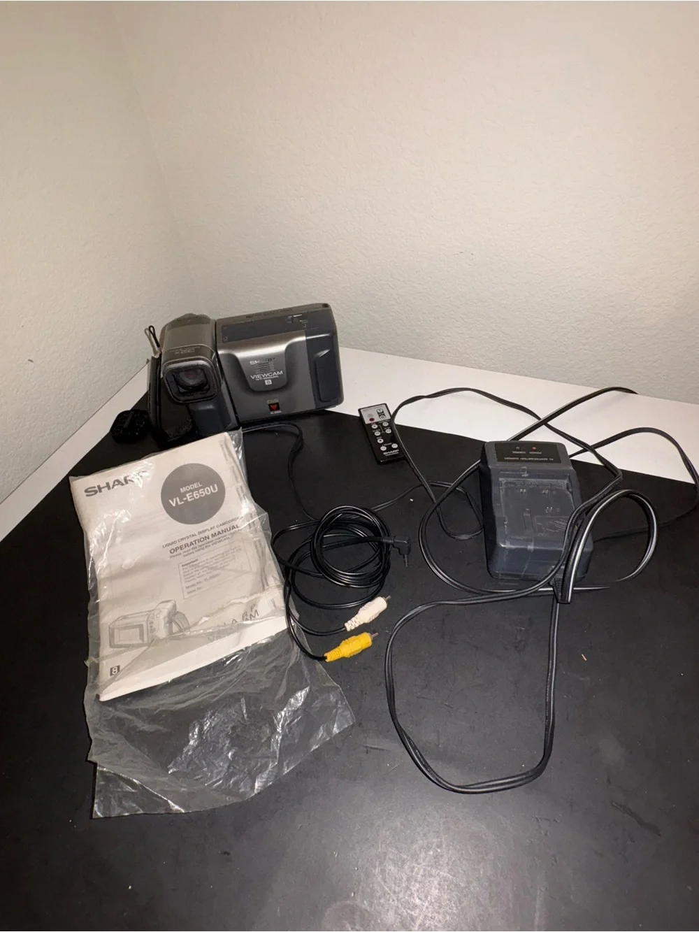 Sharp VL-E65OU - Picture 1 of 2
